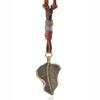 Collar de cuero con colgante de hoja retro simple para hombres y mujeres cadena de suéter personalidad nicho accesorios de cadena para clavícula con temperamento europeo y americano
