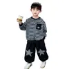 Conjunto de sudadera para niño con rayas, moderno estilo callejero, ropa infantil de primavera y otoño, nuevo modelo 2026, conjunto deportivo casual de dos piezas para niños pequeños