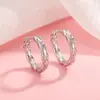 Nuevos pendientes de aro de lujo ligero vintage de nicho de alta calidad simples para el día a día con diseño de patrón de diamantes, pendientes de diseño versátil