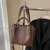 Bolso retro individual externo para mujer, primavera y verano 2025, nuevo bolso cruzado informal de alta gama, combinable con todo, bolso tipo cubo portátil explosivo.