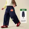 Roupas Infantis Amila 2026 Outono Novo Jeans com Desenho e Letras para Meninos e Meninas Calças Retas Casuais