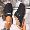 Medias zapatillas casuales cerradas de talla grande para mujer de comercio exterior, nuevo modelo 2026, tacón de cuña de color liso con hebilla metálica, chanclas de playa