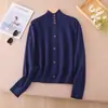 Cárdigan de punto gris de manga larga con botones y cuello medio alto, nuevo top elegante de invierno 2026 para mujer