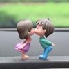Celebriedade da Internet Enfeites de Carro Atacado Carro Acessórios de Carro Boneca Casal Fofo Beijo Decoração de Carro Elétrico Enfeites