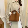 Bolso de mano pequeño retro de ante Melard para mujer, nuevo bolso cruzado de moda Otoño/Invierno 2026, bolso tote tipo cubo para el trabajo