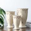 Vaso de cerâmica simples, estilo pastoral francês, retrô, feito à mão, com pernas altas, ornamentos antigos em relevo, decoração personalizada para varanda de jardim