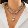 Collar de corazón multicapa europeo y americano con cuentas doradas y cadena gruesa, colgante en forma de corazón, cadena para la clavícula vintage para mujer al por mayor