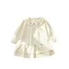 Nuevo vestido para niña con cuello de muñeca, vestido de manga larga para primavera/otoño con bordado de conejito pequeño y dobladillo con volantes