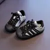 Tenis blancos para niños con puntera en forma de concha, versátiles y modernos, colección primavera/otoño 2026, zapatillas deportivas unisex con suelas suaves, zapatos casuales