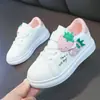 Tênis infantil feminino, novo modelo primavera e outono 2025, cabedal em couro, sola grossa, sapatos brancos com decoração de morango e velcro, tênis casual esportivo infantil