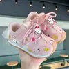 Novos tênis de malha KT cat para meninas 2026, com fecho de velcro, solas antiderrapantes, design respirável e estilo casual, perfeitos para crianças