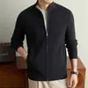 Suéter de Tricô Masculino 2026 Outono/Inverno Color Block Gola Alta Zíper Cardigan Estilo Old Money Casual de Negócios Casaco Grosso