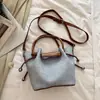 Bolso de Hombro Individual de Textura de Alta Calidad a la Moda para el Trabajo Nuevo Otoño 2026 Versátil Bolso Cubo Elegante Bolso de Mano Cruzado de Moda