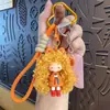 Llavero Colgante de Niña Caricaturesca Moderna Genial con Cabello Rizado, Muñeca Sabor Leche, Decoración para Bolso Femenino, Llavero de Regalo Pequeño
