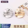 Broche de metal arrugado, prendedor de corsage retro a la moda, accesorio para ropa, pasador antideslizante