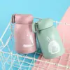 Tazas de vidrio mini portátiles lindas al por mayor con carcasas de plástico, adorables, compactas, de alto valor, tazas de agua de doble capa con impresión
