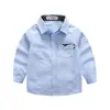 Camisa infantil de manga comprida para primavera e outono, camisa masculina de bolinhas com colarinho, estilo casual europeu e americano, fabricante transfronteiriço, atacado de roupas infantis em estoque