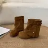Botas de plataforma Melard femininas 2026, novo estilo versátil, sola grossa, com fivela de cinto e calças que aumentam a altura interna, perfeitas para baixinhas, botas curtas