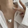 Collar colgante de amor tridimensional de alta gama estilo ins para mujer, diseño simple de nicho, puede ser salado dulce, cadena de hueso de serpiente al por mayor
