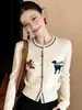 Cardigan jacquard tricotado em blocos de cor de desenho animado moderno para mulheres, nova coleção de outono de 2026, estilo curto projetado para fazer as figuras baixinhas parecerem mais jovens