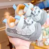 Nueva colección de primavera y otoño de zapatos para caminar para bebés, diseñados para niños pequeños de 2 a 3 años, con suela suave, diseño antideslizante y tejido de malla transpirable