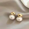 Corea del Sur moda personalidad uso por delante y por detrás dos usos aretes de perla blancos aretes de temperamento aretes de diseño único nuevos