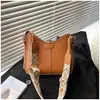 2025 Bolsa Grande de Ombro Transversal Estilo Coreano Luxo Leve Moda Retrô Novo Design Simples de Cor Sólida com Alça Larga para Mulheres