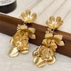 Agulha de prata alto sentido flor borla brincos europeu e americano estilo de metal personalidade moda brincos net vermelho brincos de viajante atacado
