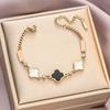 Pulsera europea y americana de trébol de cuatro hojas para mujer, pulsera de acero de titanio chapada en oro de 18k, pulsera de diseño estilo ins, moda coreana, joyería de mano al por mayor