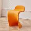 Sillas de comedor apilables estilo nórdico para uso doméstico, sillas de reunión de diseño simple, sillas de respaldo de plástico de moda, sillas Panton, sillas de tocador