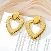 Brincos de Aço Inoxidável Vazados em Forma de Coração Estilo Europeu e Americano Titânio Banhado a Ouro 18K Brincos Versáteis da Moda Feminina Estilo Ins Leve