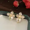 Pendientes ligeros de lujo de alta calidad con microincrustaciones de circonitas y hojas de rosa, delicados pendientes de flores tridimensionales con parte posterior cepillada.