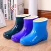 Zapatos de agua integrados botas de lluvia botas de nieve cortas para mujer zapatos impermeables de cocina cálidos antideslizantes resistentes al desgaste plataforma fija de algodón aterciopelado