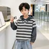 Moletom com capuz listrado falso de duas peças para meninos, novo estilo primavera/outono 2026, blusa de manga longa com gola polo para crianças mais velhas, moderno