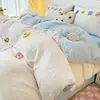 Novo Conjunto de Quatro Peças Bordado Chenille Algodão Lavado Nuvem Super Macio Capa de Edredom Macia Amiga da Pele Conjunto de Três Peças para Dormitório Estudantil Venda por Atacado