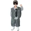 Conjunto de otoño para niño: Chaleco de algodón, camisa a rayas, corbata, pantalones cargo conjunto de tres piezas, estilo coreano casual nuevo modelo 2026 para niños