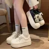 Sapatos Loafer Brancos Fofos e Diferentes para Dedão Grande de Mulher, Sapatos Brancos de Solado Grosso, Novos Tênis Casuais Esportivos Versáteis para Estudantes da Primavera de 2026