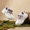 Zapatos Blancos para Niños Superficie de Cuero Impermeables Zapatos Deportivos para Niñas 2026 Primavera/Otoño Nuevos Versátiles Elegantes Antideslizantes Zapatos para Correr