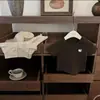 Nuevo conjunto de moda de venta caliente 2026 para niñas: camiseta estilosa de ajuste slim con estampado de dibujos animados de Hello Kitty y pantalones casuales color caqui