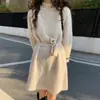 Novo Vestido de Tricô Chic Coreano Doce Outono/Inverno com Gola Redonda, Design Multicolorido, Amarração na Cintura Emagrecedor