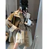 Além disso, a nova coleção de outono apresenta um trench coat de trabalho com capuz de grife estilo passarela com painéis de cores contrastantes MQ1635