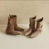 Botas retro de ante de media pantorrilla para mujer, nueva colección primavera/otoño 2026, con tacón grueso, detalle de hebilla, diseño convertible y punta fina, botas de moda