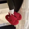 Chinelos Peludos Planos de Nicho para Mulheres 2025 Novos Outono e Inverno Versáteis Celebridade da Internet Bico Quadrado em Formato de H Casuais Preguiçosos Chinelos de Pelo