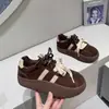 Tênis de treino retro baixo com duas tiras color block na cor melardo para mulheres, nova coleção outono 2026, material camurça e nobuck, sola plataforma