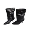 2026 Botas de Cano Médio Empilhadas da Moda com Fivela Bico Fino Preto Salto Alto Botas Curtas Novas Estilo Outono/Inverno Botas Estilo Retrô