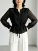 Camisa feminina de design nicho, estilo francês, nova coleção de verão 2026, elegante, estilosa, modeladora, versátil e que rejuvenesce.