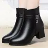 Botas Curtas Femininas 2026 Inverno Novos Sapatos de Couro Sapatos Femininos da Moda Couro Macio Irmã Sapatos de Algodão Sapatos de Cano Médio e Longo Acolchoados com Plush de Algodão