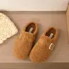 Pantuflas de Piel Planas con Hebilla de Moda para Mujer, Para Usar al Aire Libre 2026 Invierno Slip-on Mulas Perezosas con Peluche Adicional Pantuflas de Algodón