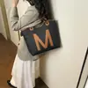 Bolsa de Ombro Tote com Estampa de Letras de Grande Capacidade, Nova Tendência Primavera 2026, Simples, Casual, Estilosa, para usar sob o braço