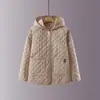 Chaquetas Acolchadas de Algodón para Madres de Mediana Edad y Mayores para Mujer 2025 Otoño e Invierno Estilo Nuevo Ligeras Acolchadas de Longitud Media con Capucha Chaquetas Acolchadas de Algodón para Mujer